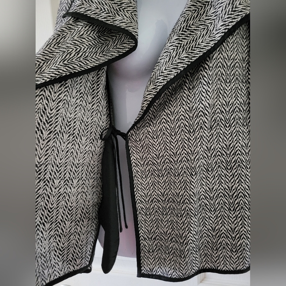 Juliana Collezione | VTG Black/White Chevron Wrap Front Jacket (SIZE S) - Picture 9 of 16